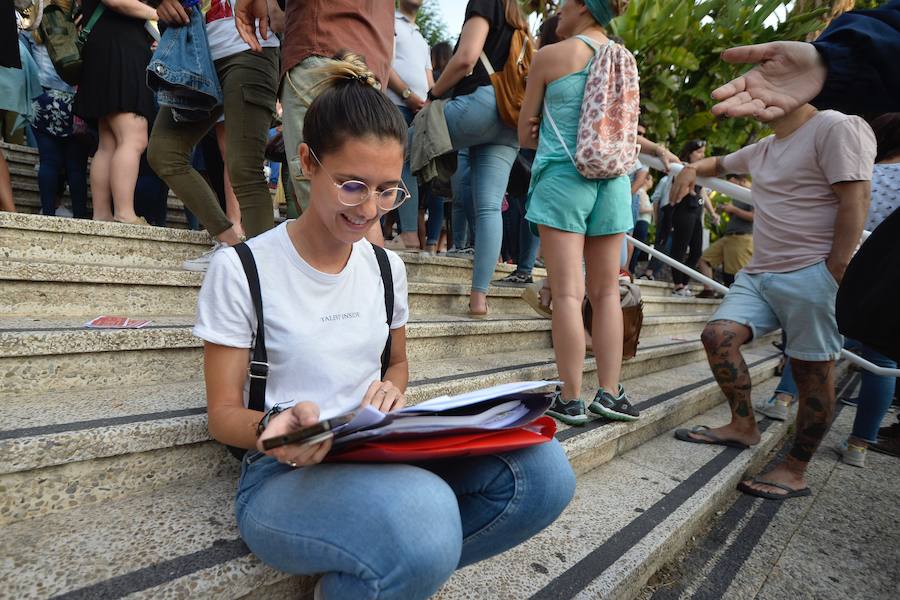 Casi un 90% de los admitidos concurren finalmente al primer examen, llevado a cabo en 19 sedes. La entrada se desarrolló con normalidad, aunque con algunas pequeñas incidencias fruto de los nervios