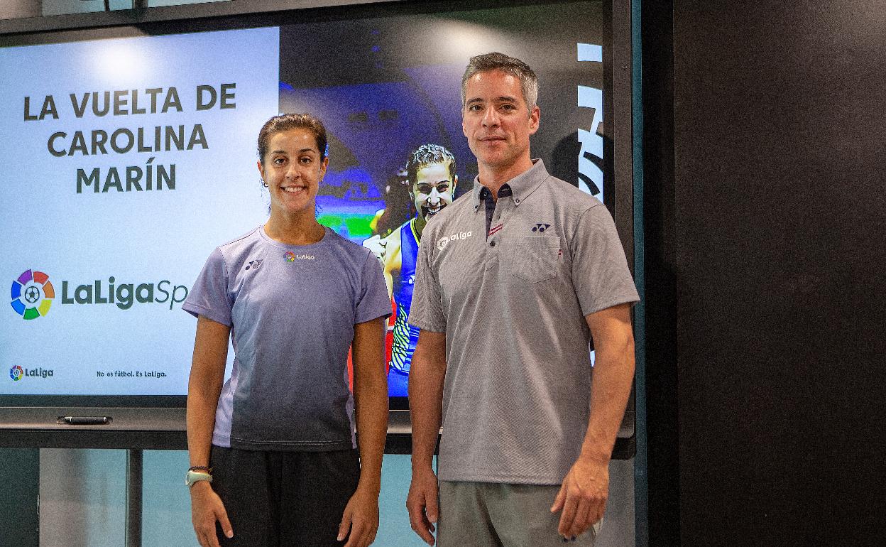 Carolina Marín y su entrenador Fernando Rivas, durante el acto de LaligaSport.