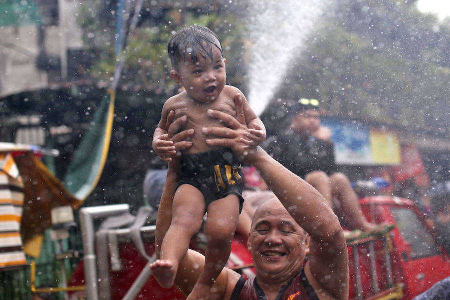 A pesar de las restricciones de agua, miles de filipinos salieron a la calle este día de San Juan para celebrar la llegada del verano, en una fiesta religiosa regada por ingentes cantidades de agua