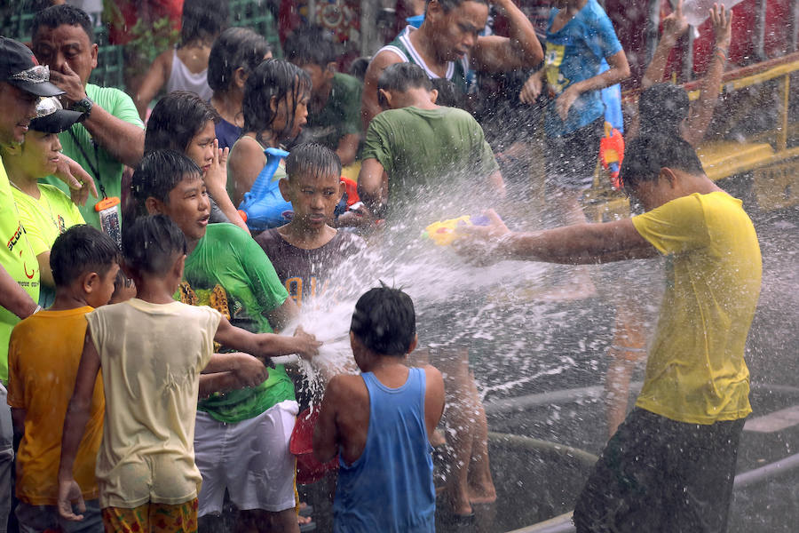 A pesar de las restricciones de agua, miles de filipinos salieron a la calle este día de San Juan para celebrar la llegada del verano, en una fiesta religiosa regada por ingentes cantidades de agua