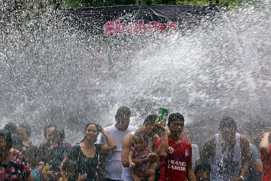 A pesar de las restricciones de agua, miles de filipinos salieron a la calle este día de San Juan para celebrar la llegada del verano, en una fiesta religiosa regada por ingentes cantidades de agua