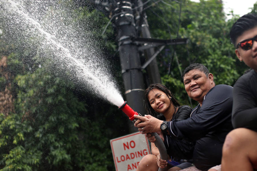 A pesar de las restricciones de agua, miles de filipinos salieron a la calle este día de San Juan para celebrar la llegada del verano, en una fiesta religiosa regada por ingentes cantidades de agua