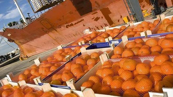 Cajas de naranjas en un puerto en una foto de archivo.