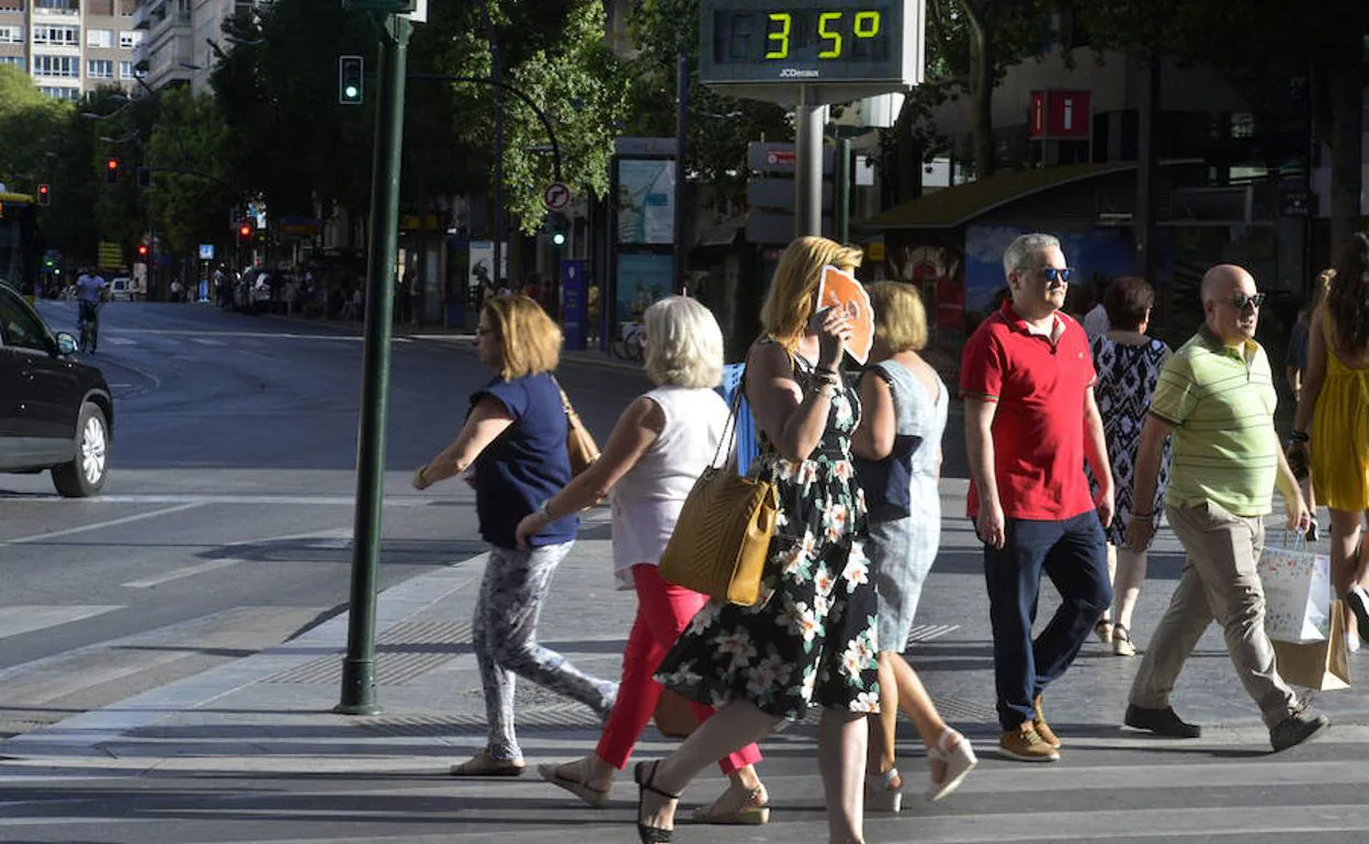 Un termómetro da fe de la llegada del verano, ayer en el centro de Murcia.