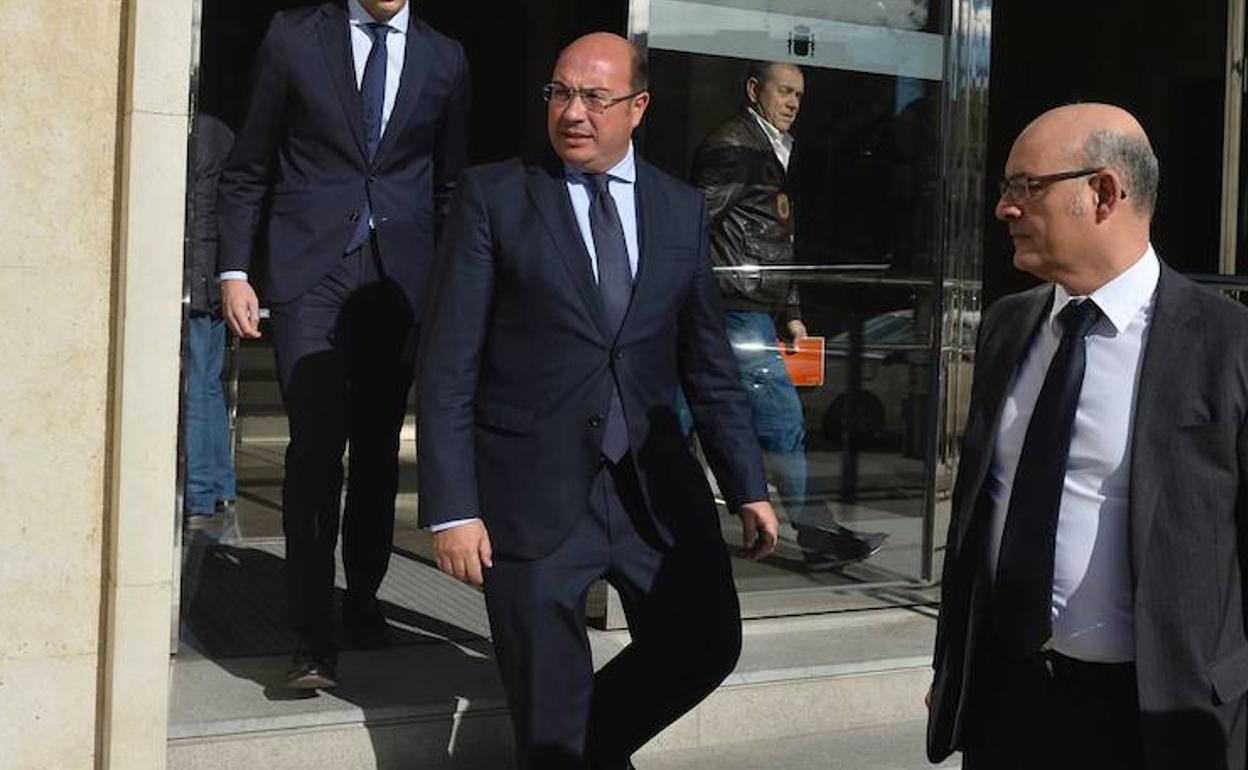 Pedro Antonio Sánchez, en una imagen de archivo, saliendo del juzgado de Lorca. 