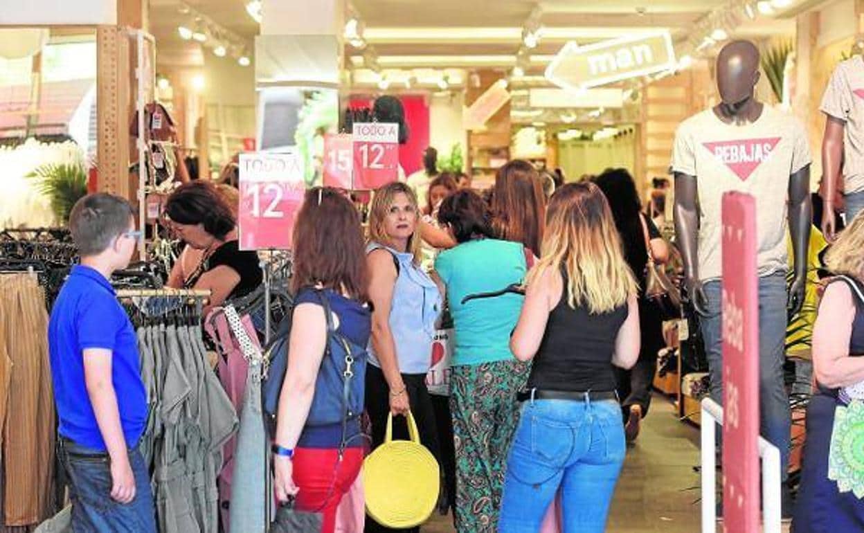 Varios clientes realizan sus compras en una tienda del centro de la ciudad, en una imagen de archivo.