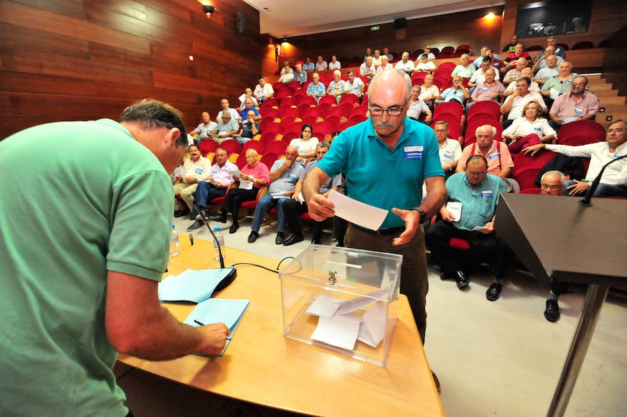 El candidato obtiene 1.102 apoyos mientras que la opción de María del Carmen Martínez solo consigue un voto a favor