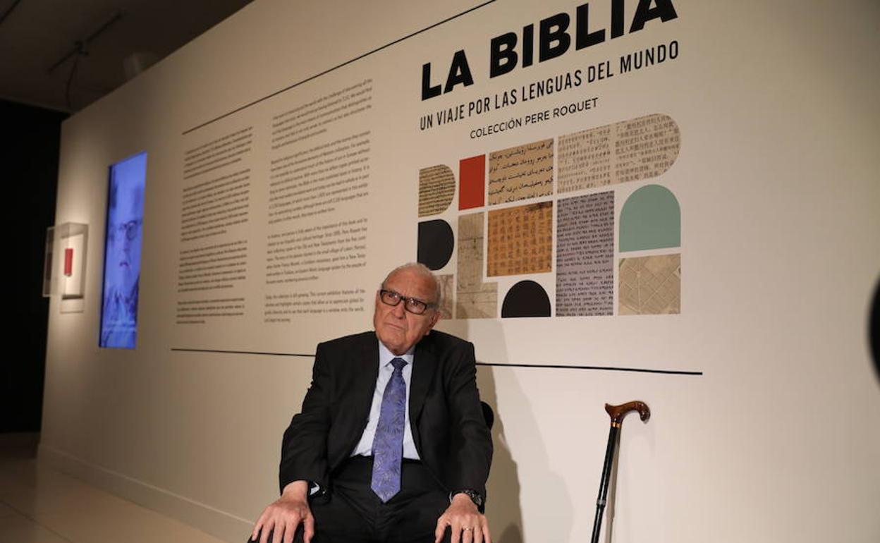 El coleccionista Pere Roquet, en la exposición que Caixaforum ha dedicado a sus biblias.
