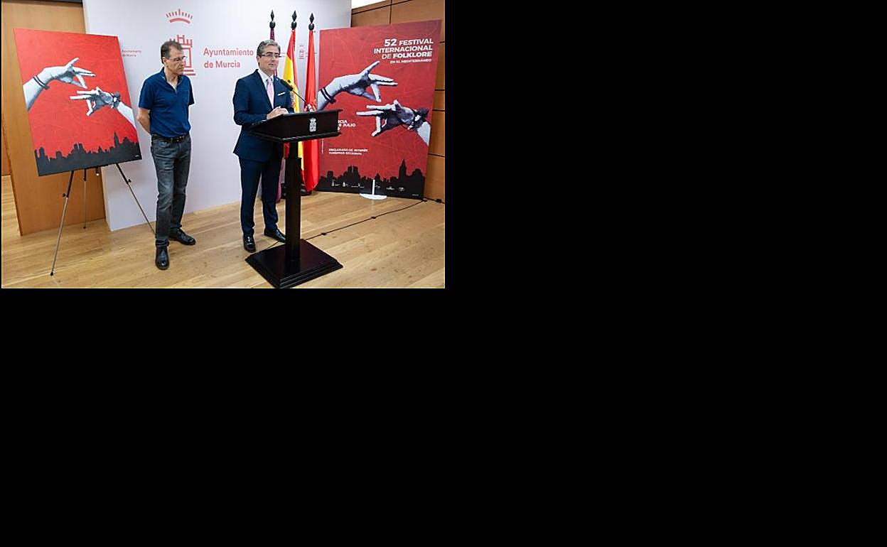 Manuel Vacas y Jesús Pacheco, ayer, durante la presentación del certamen, que tuvo lugar en el Ayuntamiento. 