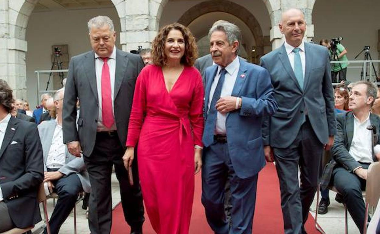María Jesús Montero, durante la ceremonia de toma de posesión de Miguel Ángel Revilla como presidente de Cantabria, este sábado. 