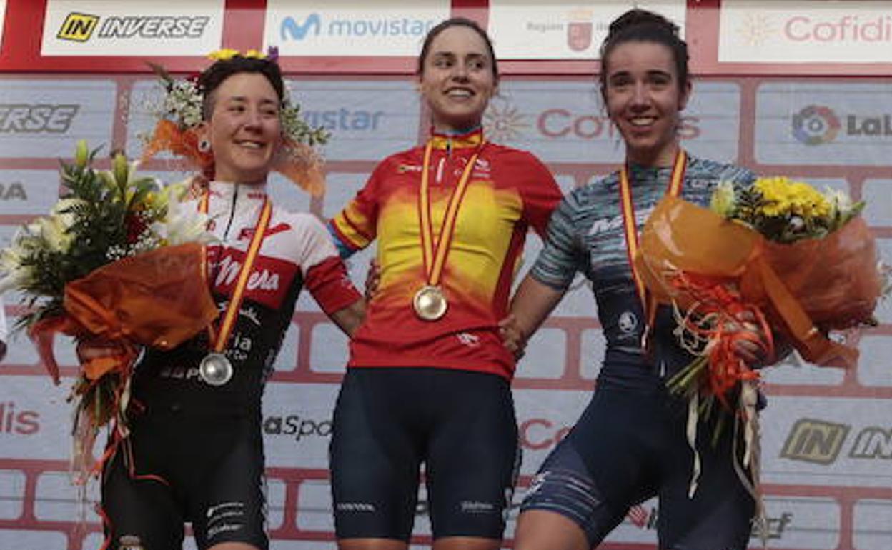 A la izquierda, la pachequera Irene Méndez; en el centro, Lourdes Oyarbide, campeona de España de ciclismo en ruta; y, a la derecha, Mireia Benito.