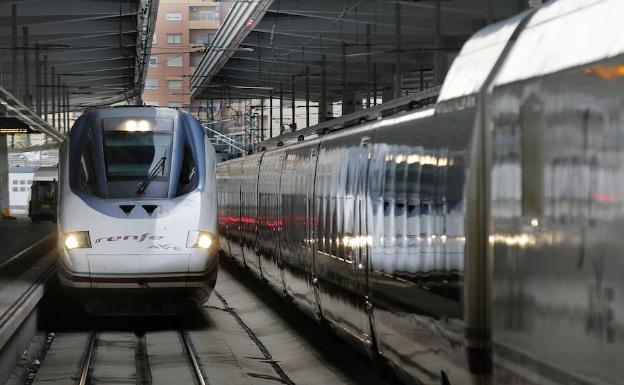 Un tren de Renfe entra en la estación de AVE de Valencia. 