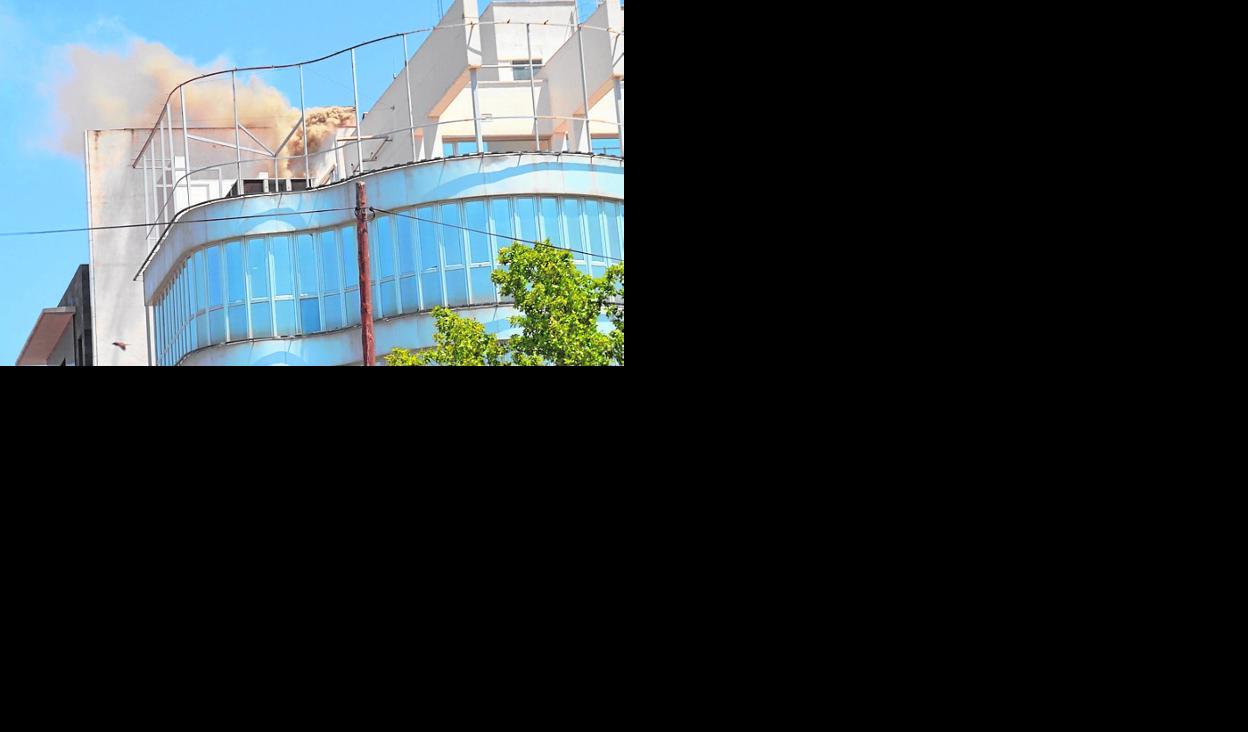 Humo saliendo de la fachada del inmueble. 