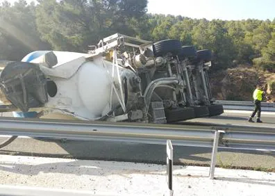 Imagen secundaria 1 - Murcia Cartagena accidente: Fallece un camionero en el Puerto de la Cadena al volcar su vehículo y caer desde cuatro metros de altura