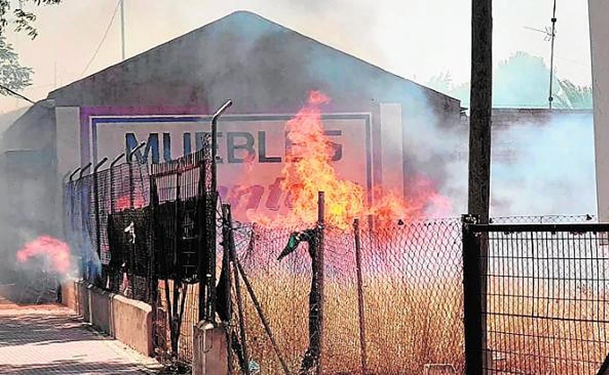 Las llamas, ayer, muy próximas a una vivienda. 