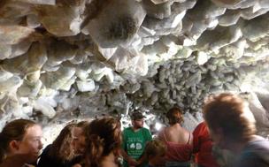 Cristales de celestita &#039;capados&#039; en una bodega alemana 