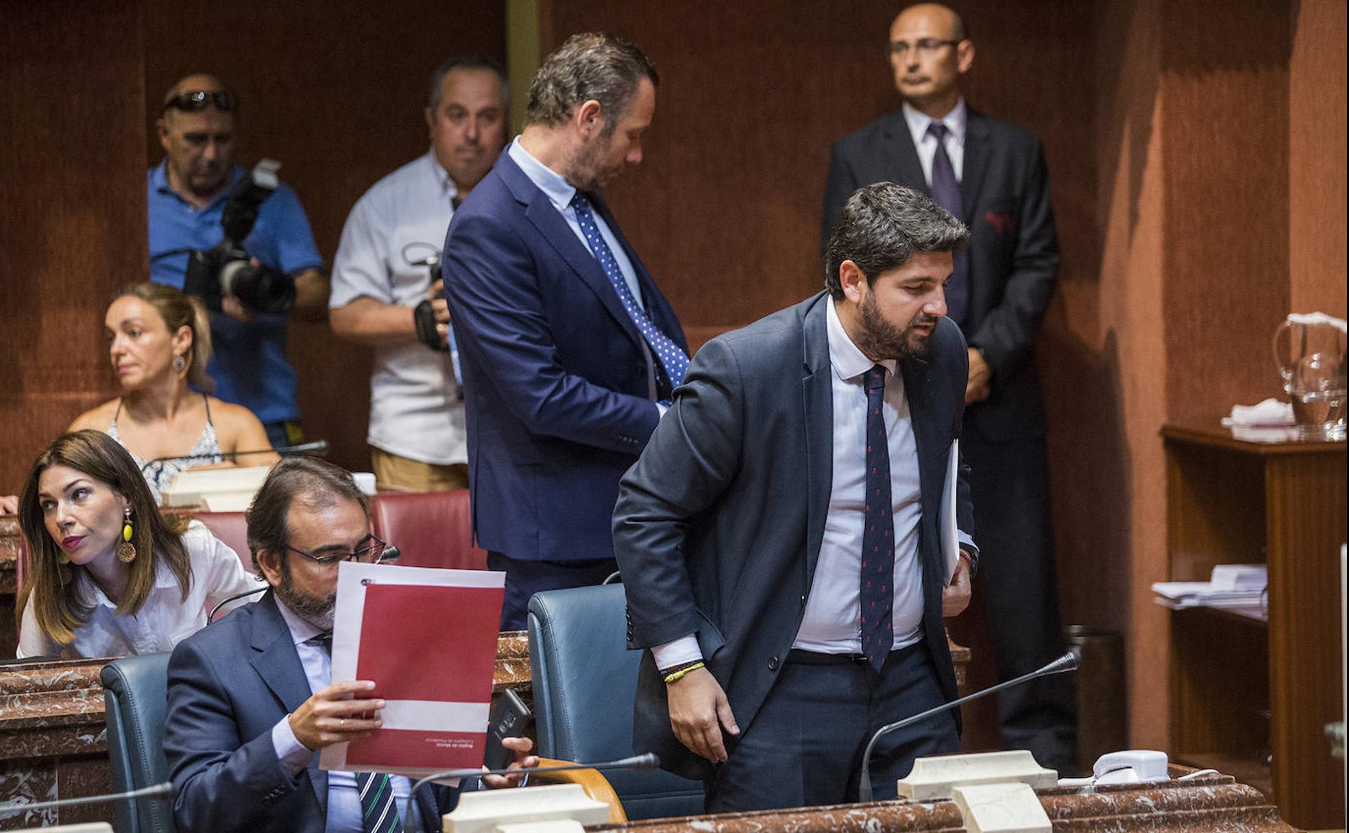 Fernando López Miras se levanta al terminar el Pleno que ha rechazado su investidura por segunda vez. 