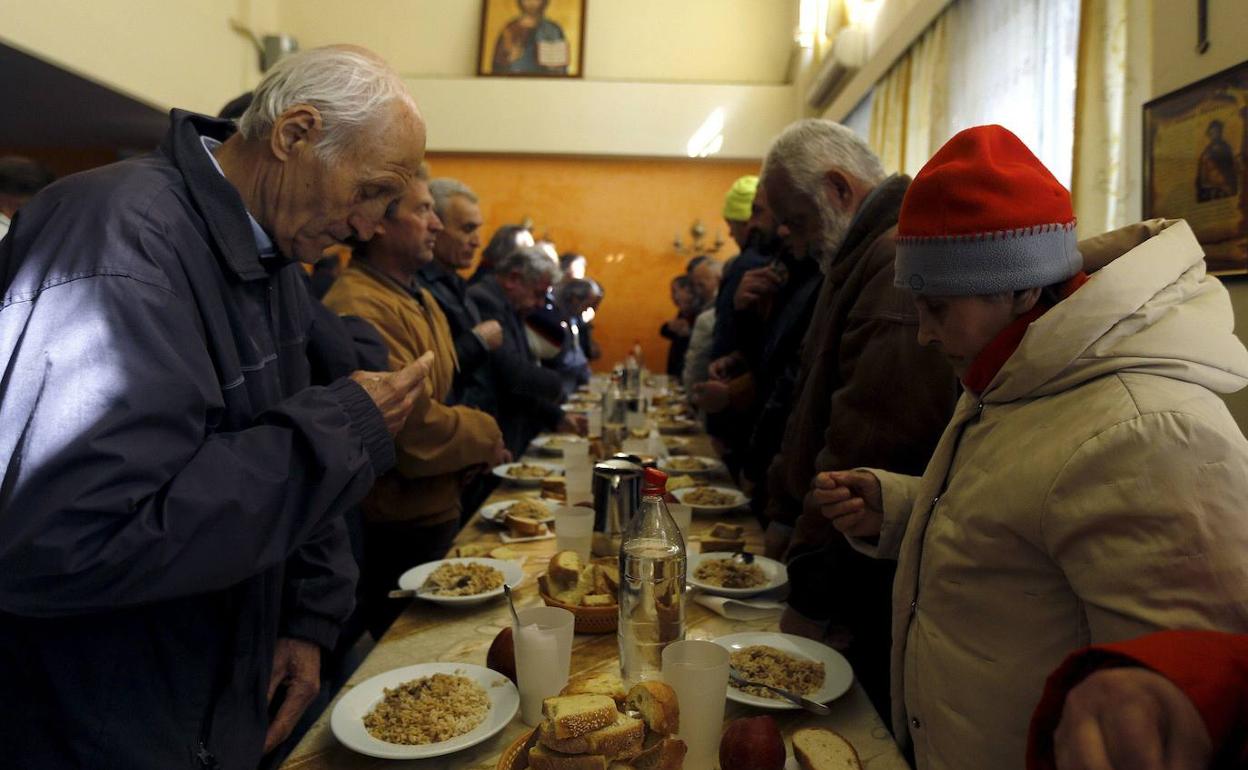 Oración antes de la comida en un centro de la fundación Galini de la iglesia ortodoxa en Atenas.