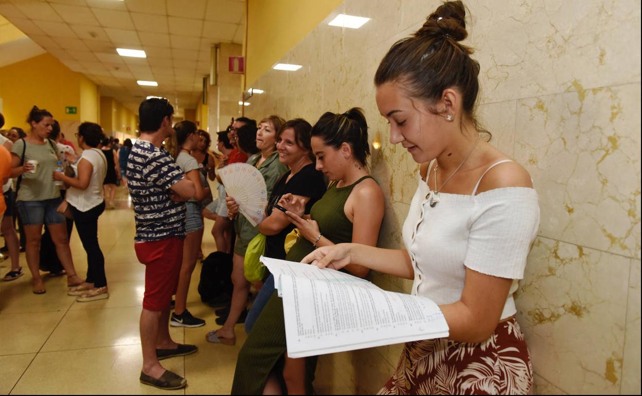 Opositoras hacen el último repaso antes de entrar al examen.