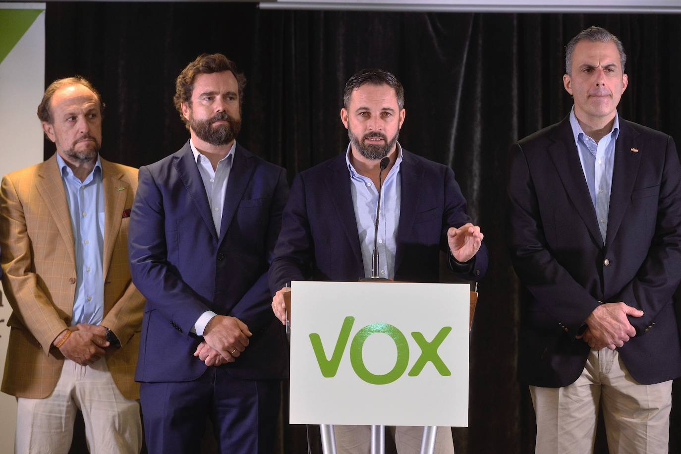 La cúpula nacional de Vox denuncia en Murcia el 'apartheid' del partido naranja y «las mentiras de los negociadores del PP»