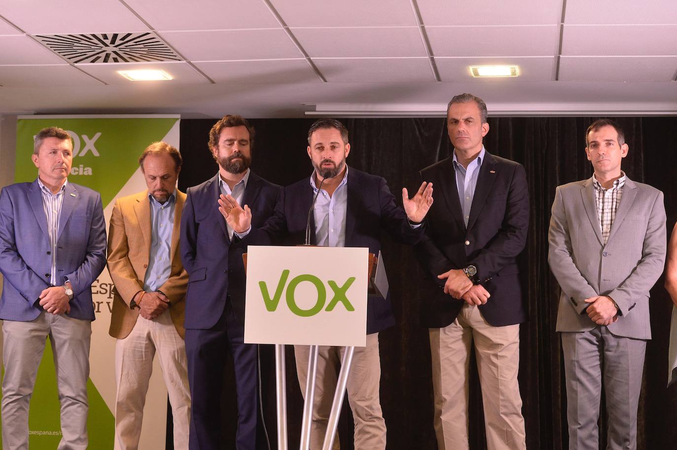 La cúpula nacional de Vox denuncia en Murcia el 'apartheid' del partido naranja y «las mentiras de los negociadores del PP»