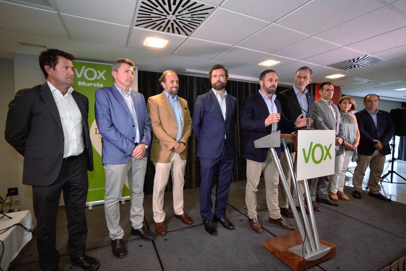 La cúpula nacional de Vox denuncia en Murcia el 'apartheid' del partido naranja y «las mentiras de los negociadores del PP»