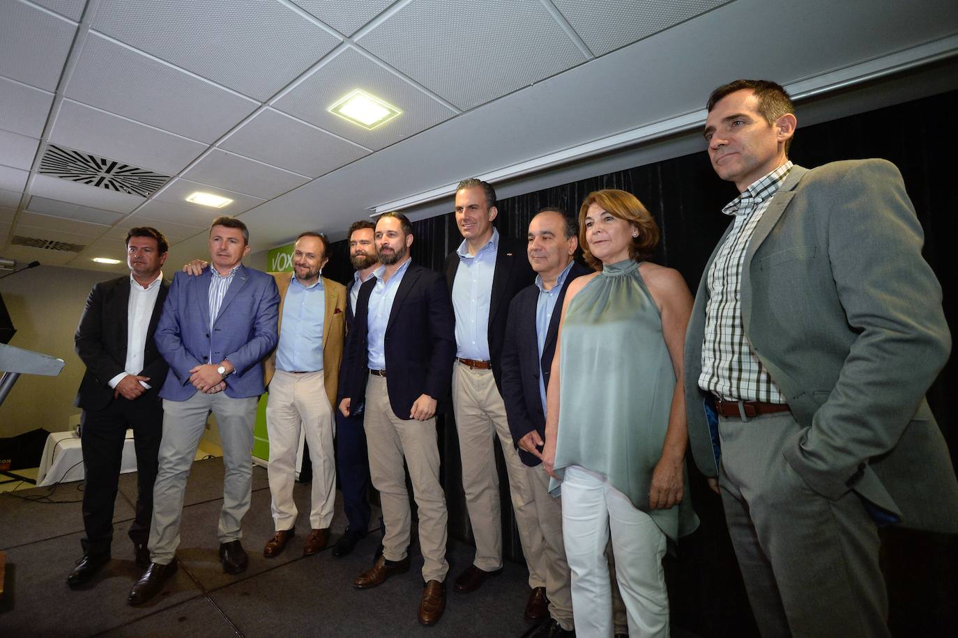 La cúpula nacional de Vox denuncia en Murcia el 'apartheid' del partido naranja y «las mentiras de los negociadores del PP»