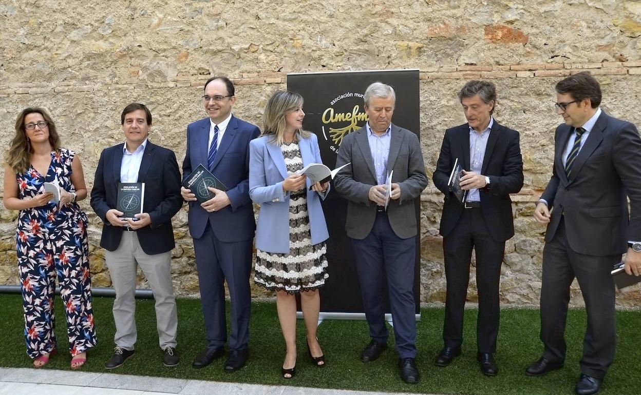 Representantes de los colaboradores en el estudio, en el acto de presentación.