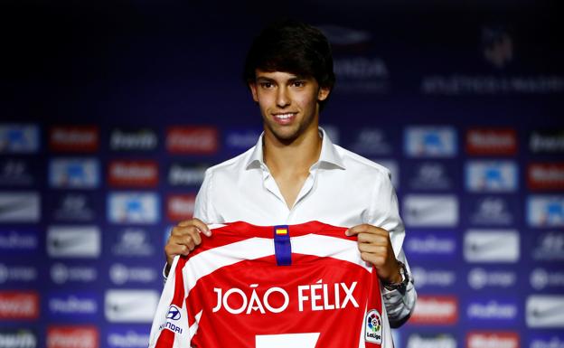 Joao Félix, con su nueva camiseta. 