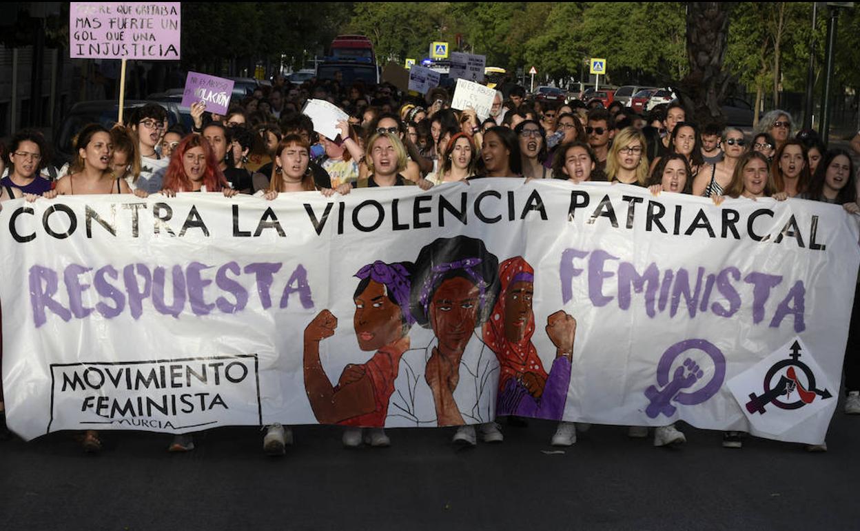 Concentración secundada por el Movimiento Feminista de Murcia frente al Palacio de Justicia, este lunes.