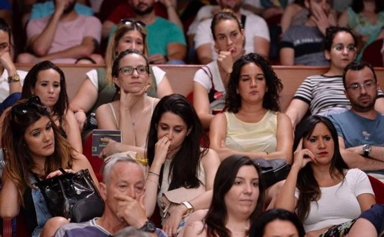 Asistentes a la asamblea de opositores de Magisterio, ayer tarde en el edificio Moneo de Murcia. 