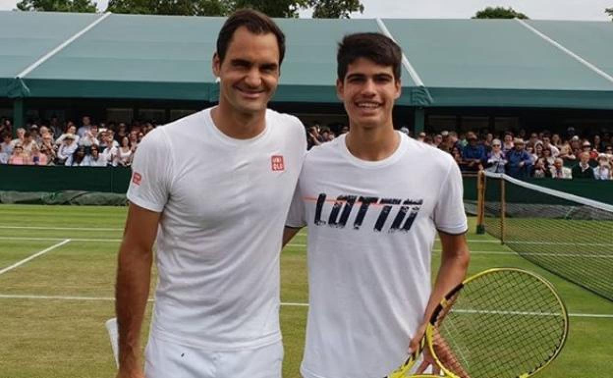 El tenista Carlos Alcaraz, junto a Federer.