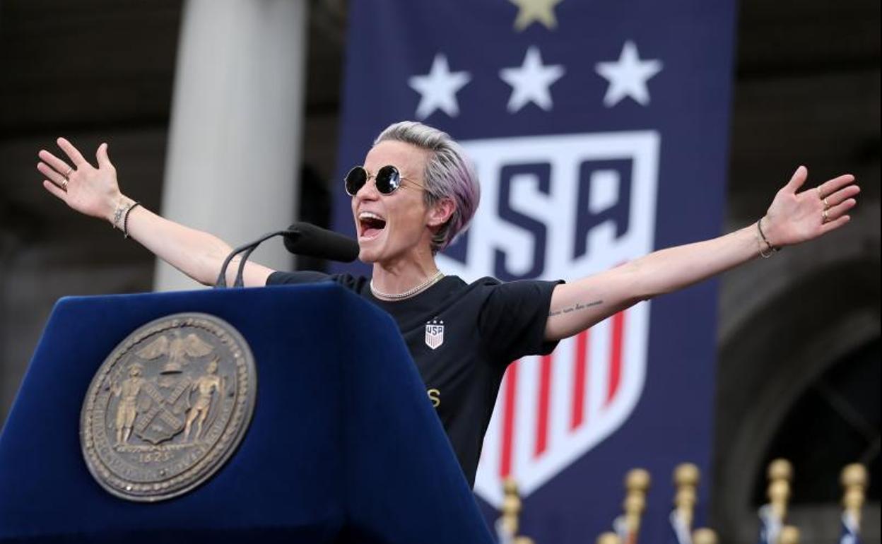 Megan Rapinoe se dirige al público durante la celebración.