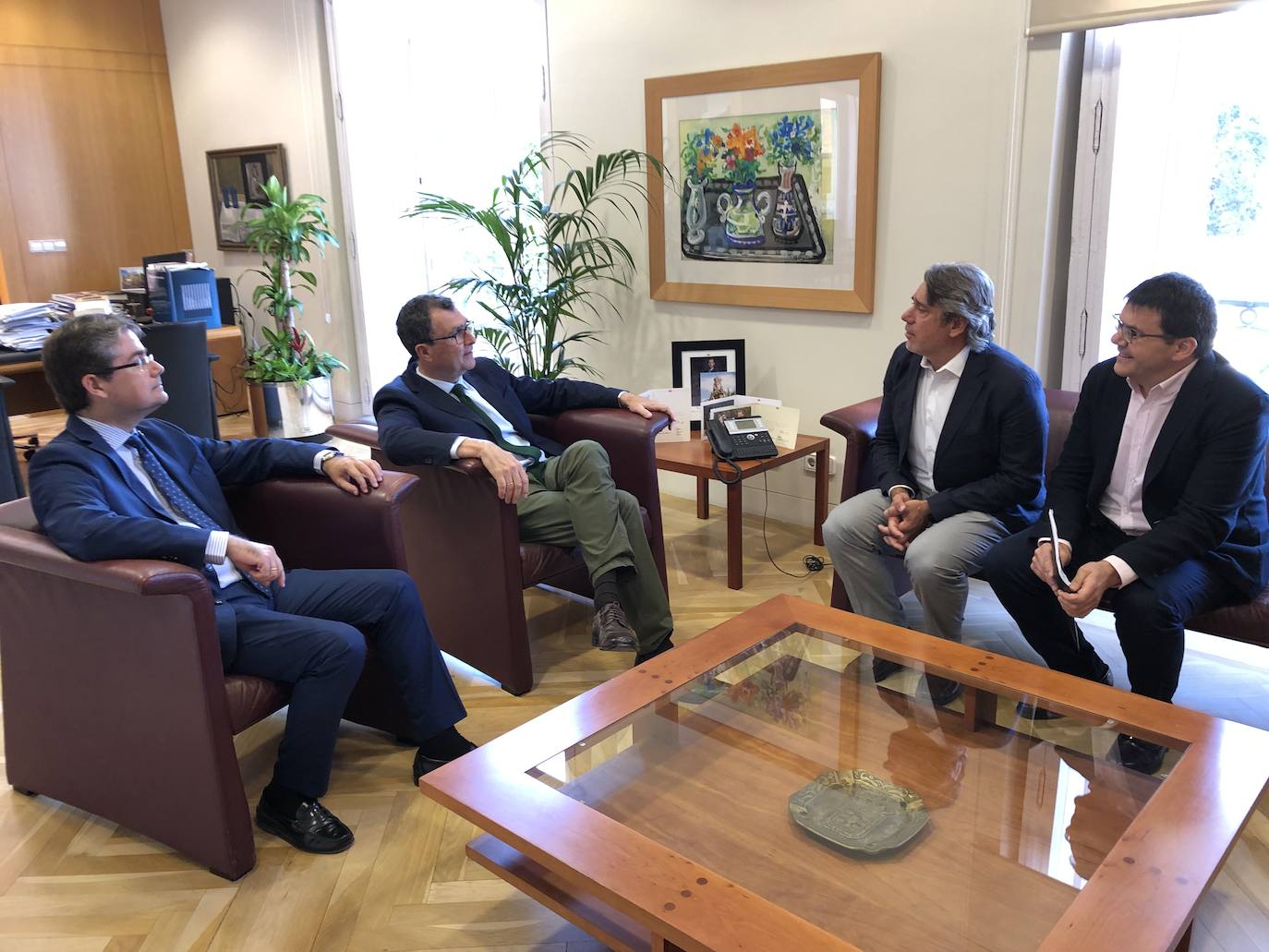 José Ballesta, alcalde de Murcia, con el artista murciano Cristóbal Gabarrón, este miércoles. 