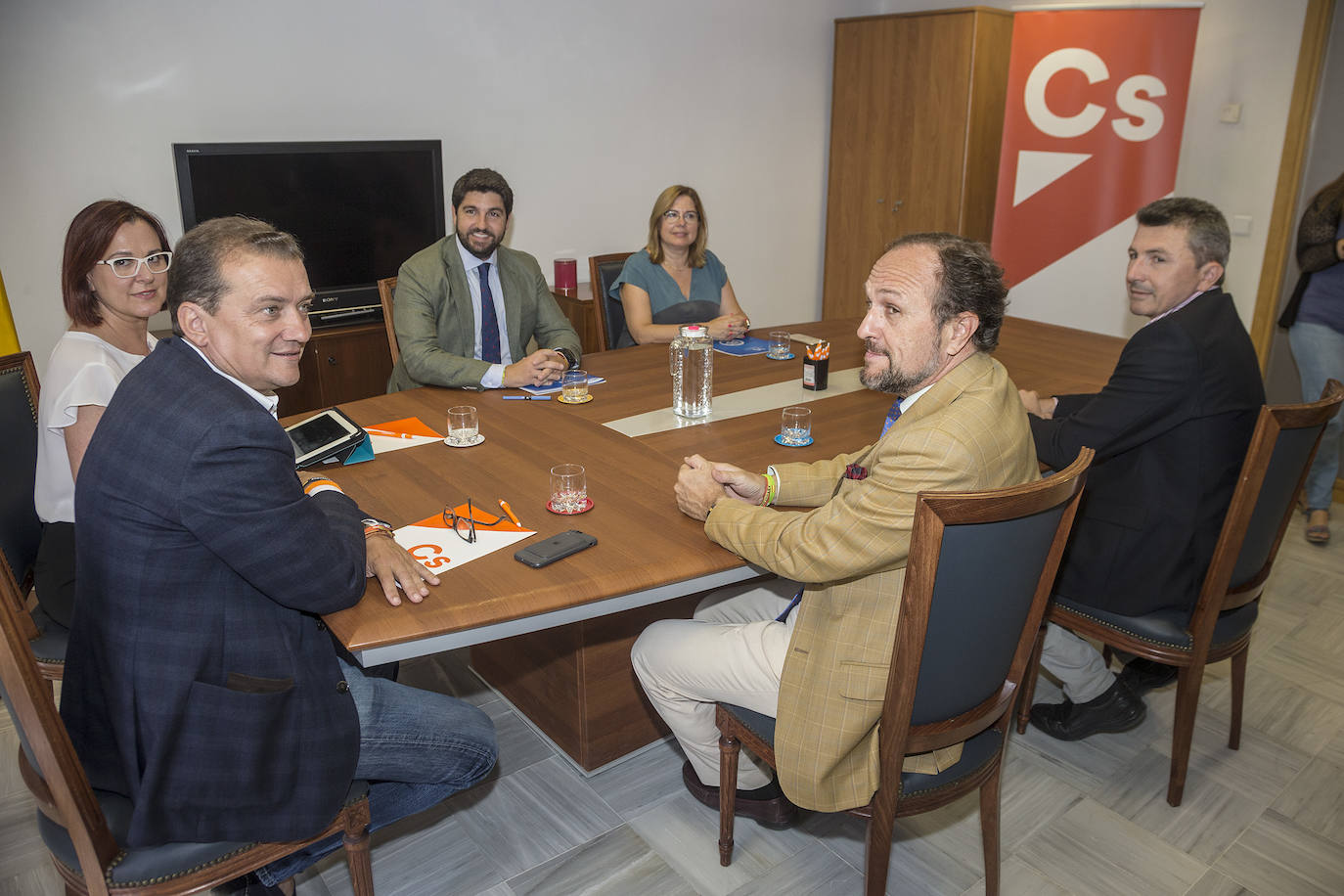 Fotos: La reunión de PP, Cs y Vox acaba sin acuerdo pero «con avances importantes»