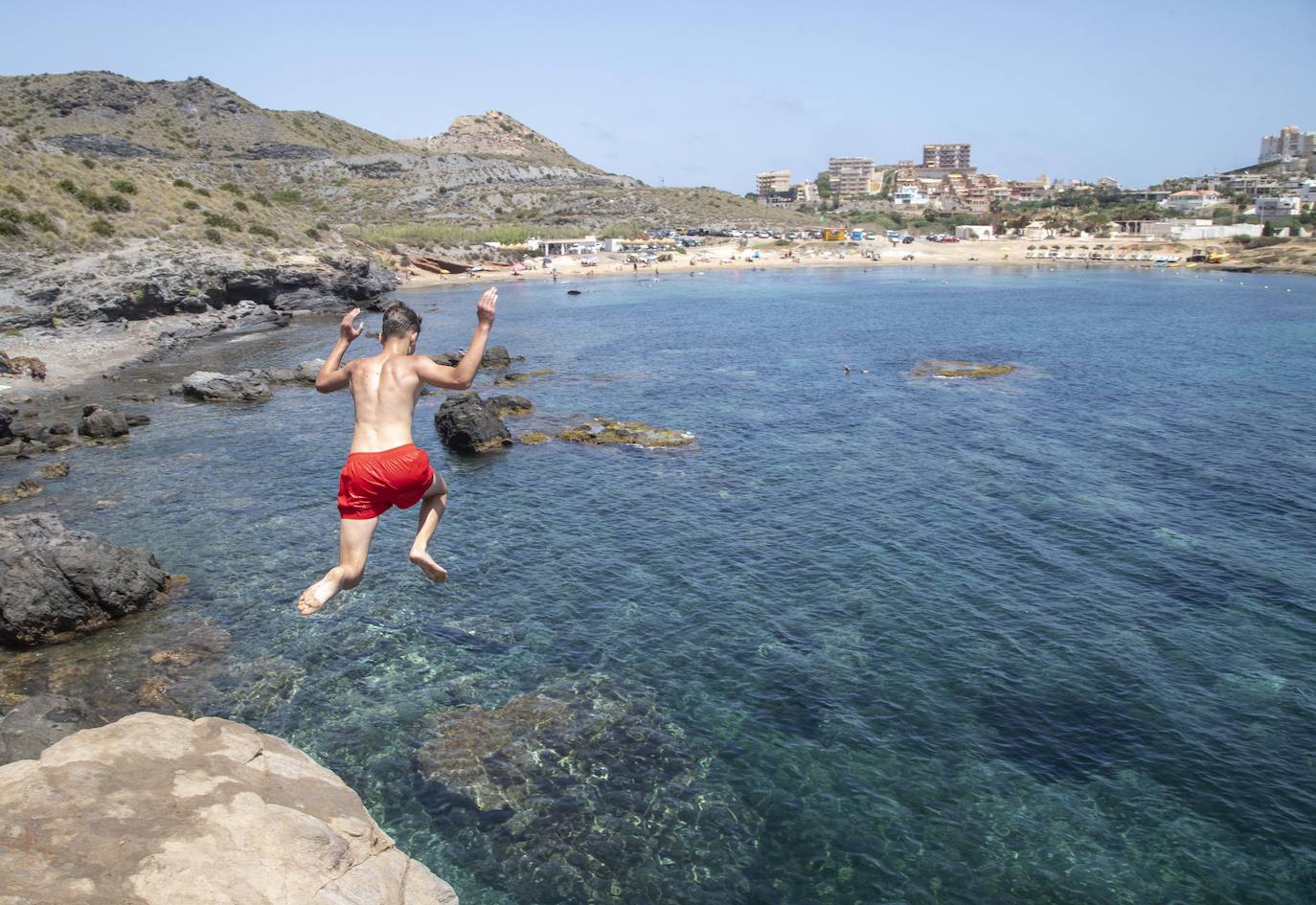 La línea de costa entre el parque regional de Calblanque y Cabo de Palos ofrece lugares singulares para disfrutar el verano de manera diferente