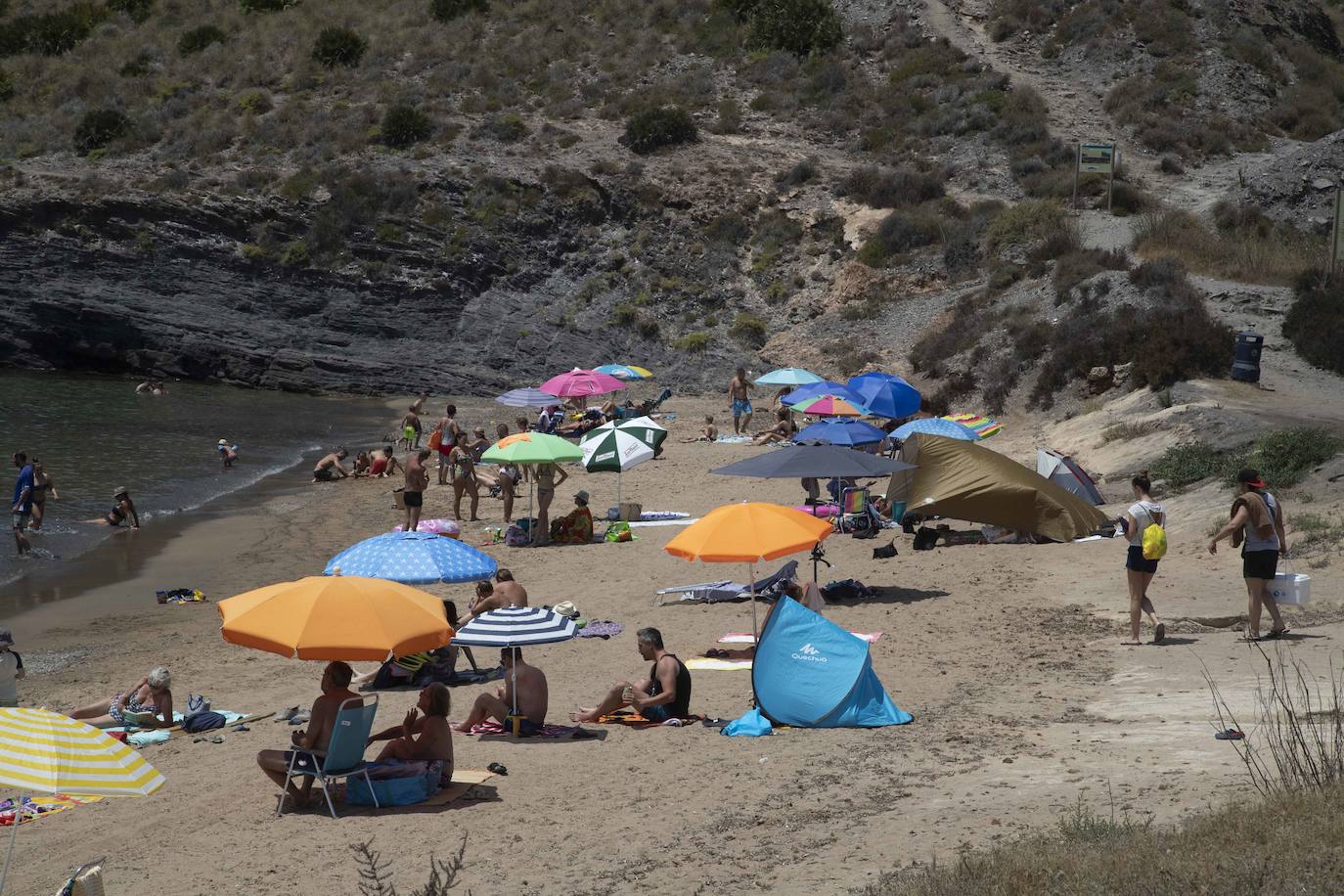 La línea de costa entre el parque regional de Calblanque y Cabo de Palos ofrece lugares singulares para disfrutar el verano de manera diferente