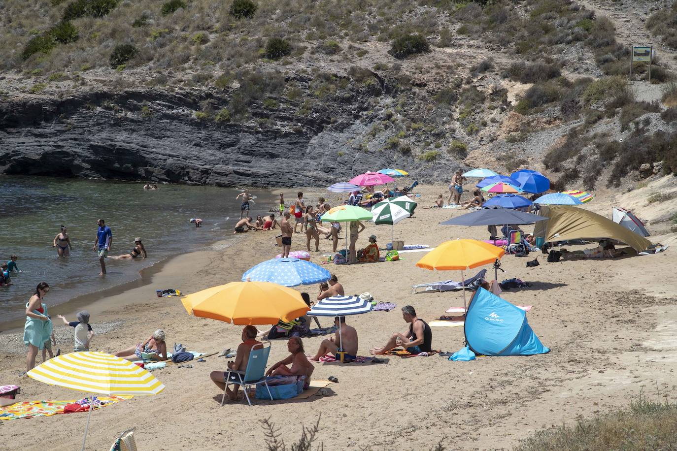 La línea de costa entre el parque regional de Calblanque y Cabo de Palos ofrece lugares singulares para disfrutar el verano de manera diferente