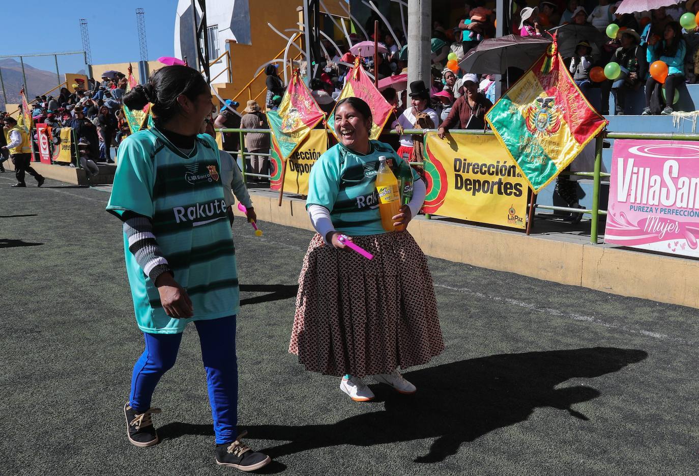 Fotos: Las cholitas también juegan al fútbol