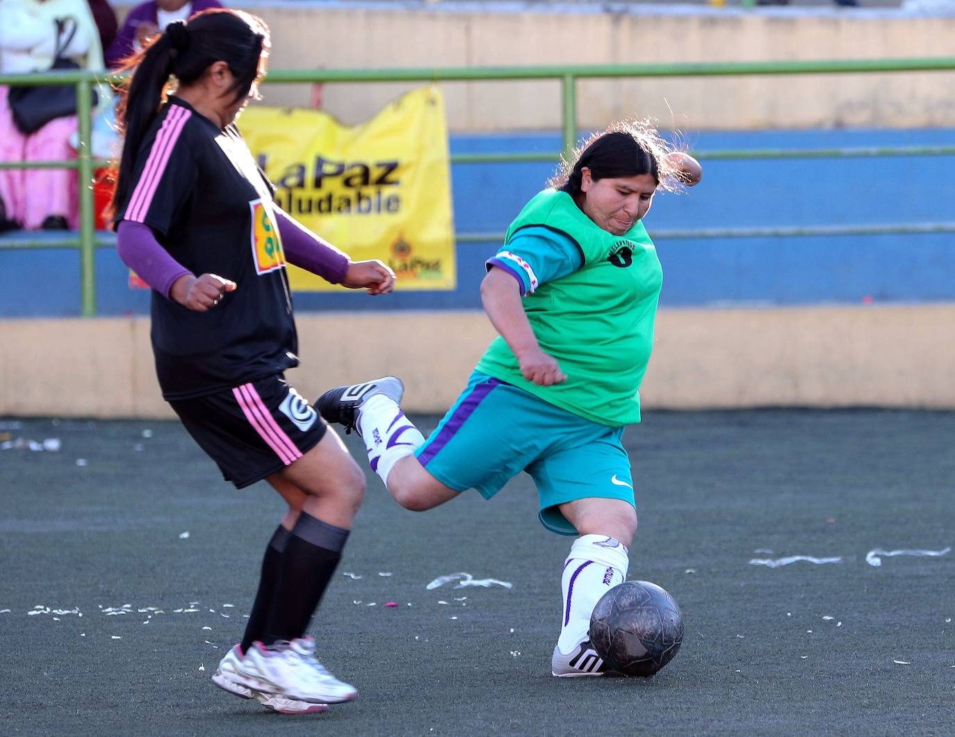 Fotos: Las cholitas también juegan al fútbol