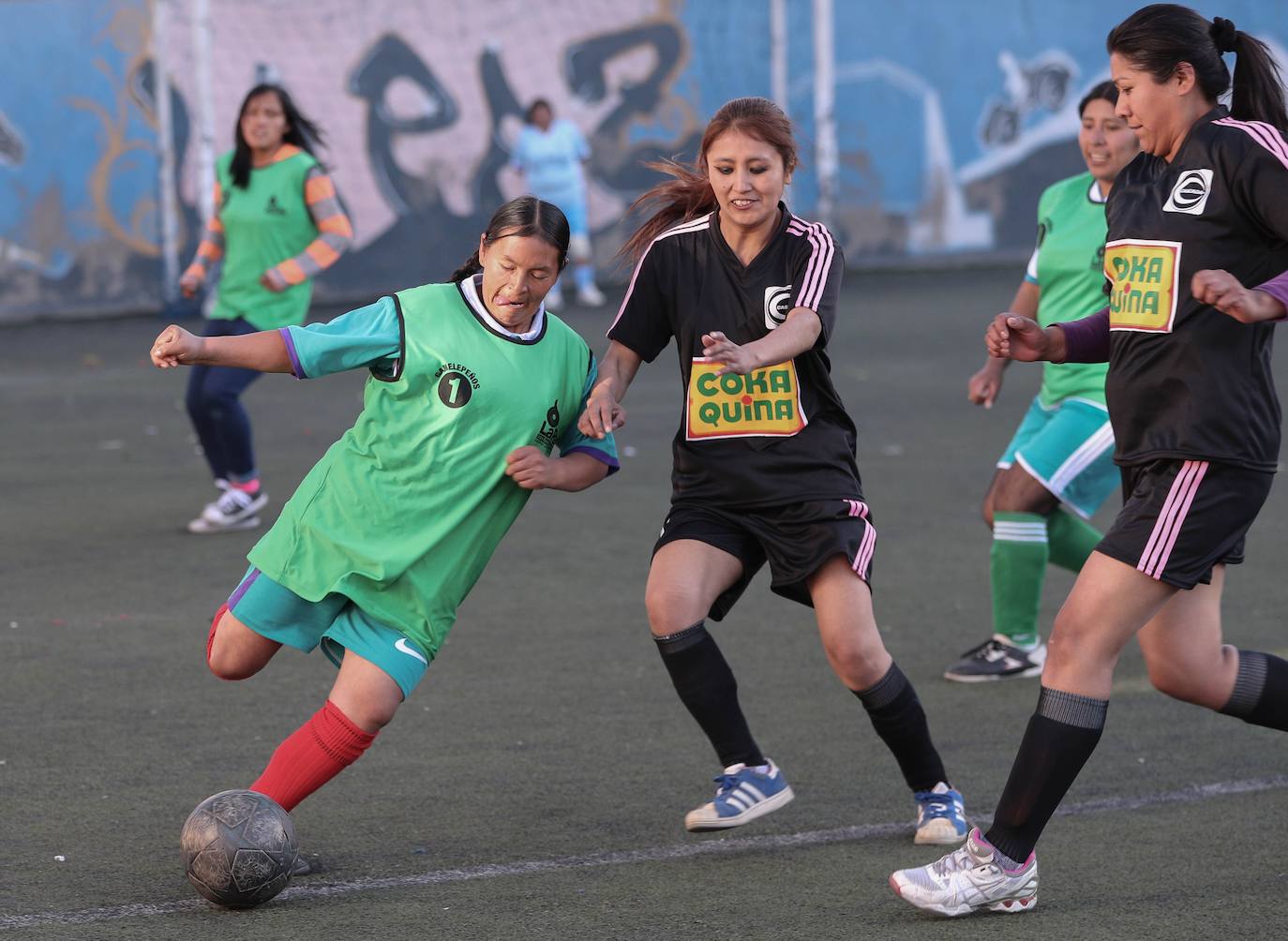 Fotos: Las cholitas también juegan al fútbol