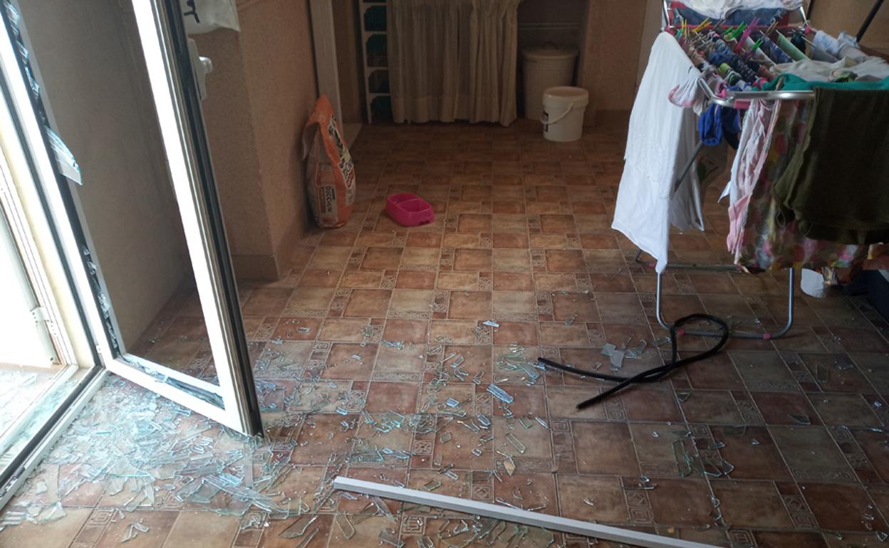 La puerta, destrozada, por la que entraron los ladrones al domicilio de uno de los vecinos. 