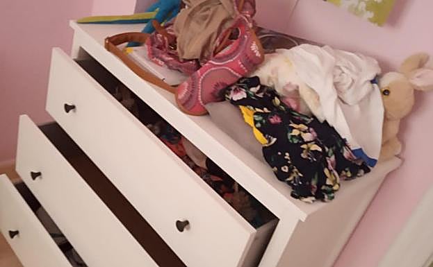 Cajones revueltos tras el robo en otra vivienda. 