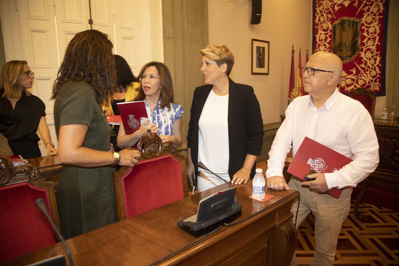 MC se encara con la edil de Hacienda Esperanza Nieto y llama «sinvergüenza» al Ejecutivo