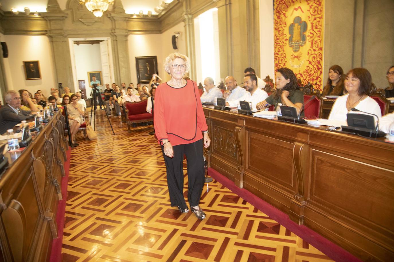 MC se encara con la edil de Hacienda Esperanza Nieto y llama «sinvergüenza» al Ejecutivo