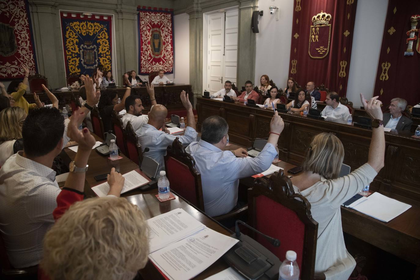 MC se encara con la edil de Hacienda Esperanza Nieto y llama «sinvergüenza» al Ejecutivo