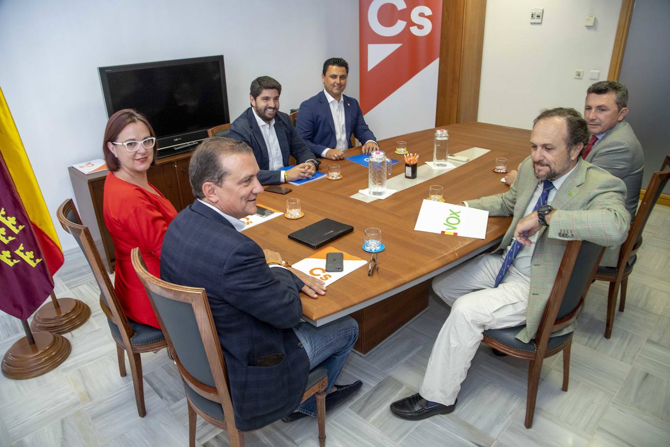 Fotos: Vox renuncia a cargos públicos pero pide tiempo a PP y Cs para apoyar la investidura