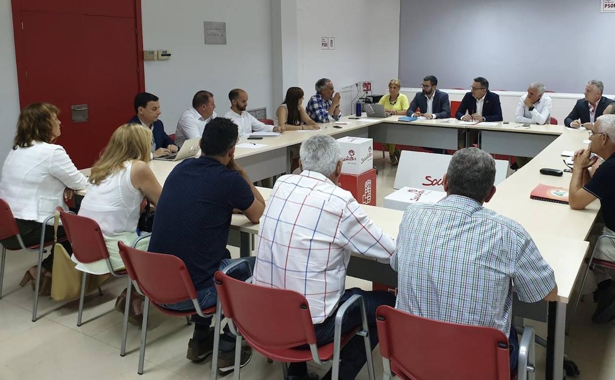 Reunión del Partido Socialista de la Región de Murcia con representantes de las empresas de ambulancias de la Región, este viernes.