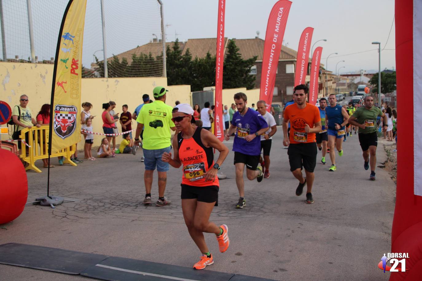 El corredor del Inverclyde AC completa el recorrido de 6,2 kilómetros en 19:38 minutos, por los 23:44 de la atleta del Bitec Tri Impulso