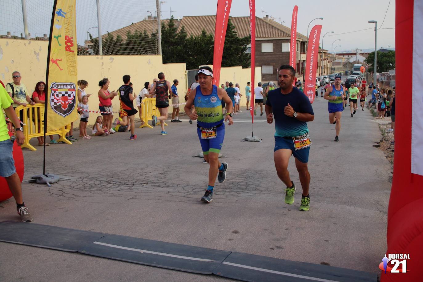 El corredor del Inverclyde AC completa el recorrido de 6,2 kilómetros en 19:38 minutos, por los 23:44 de la atleta del Bitec Tri Impulso